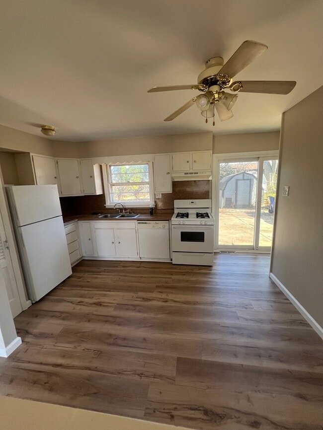 Photo - 11117 Florence Ave