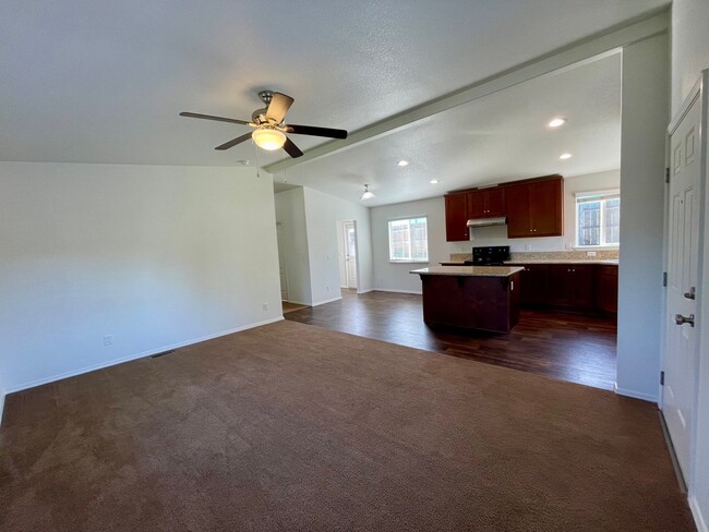 Photo - Gorgeous 3 Bedroom 2 Bathroom Home in Lakeside!