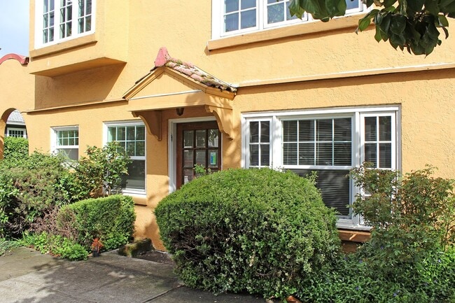 Building Photo - 3087 SE Ankeny St Unit 14