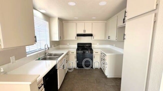Photo - 15763 Paine St