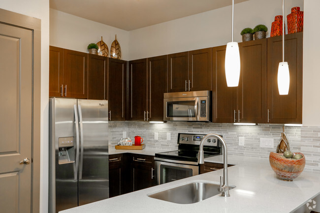 Kitchen - Pearl Woodlake Apartments