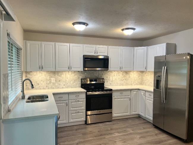 Photo - 1405 Meandering Way
