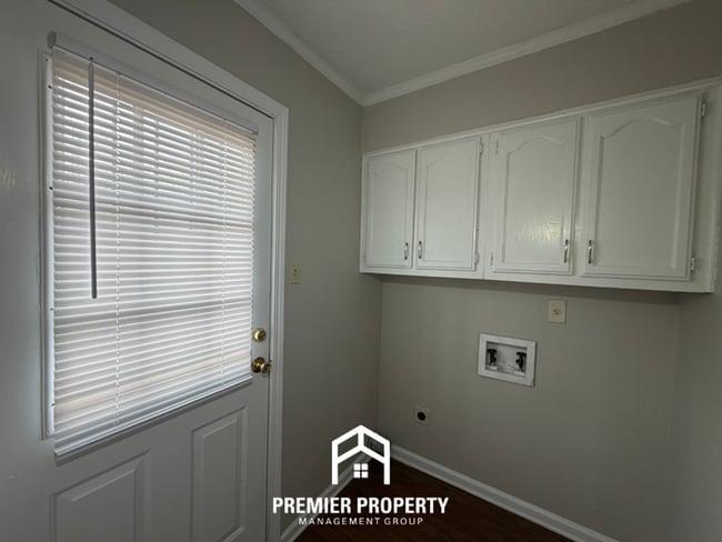 Photo - Spacious 4BR/2.5BA Home with Fireplace, Garage & Fenced Backyard in Memphis