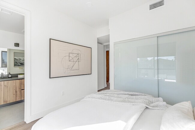 Photo - 14747 Burbank Blvd