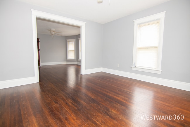 Building Photo - 216 N Hickory St Unit 2F