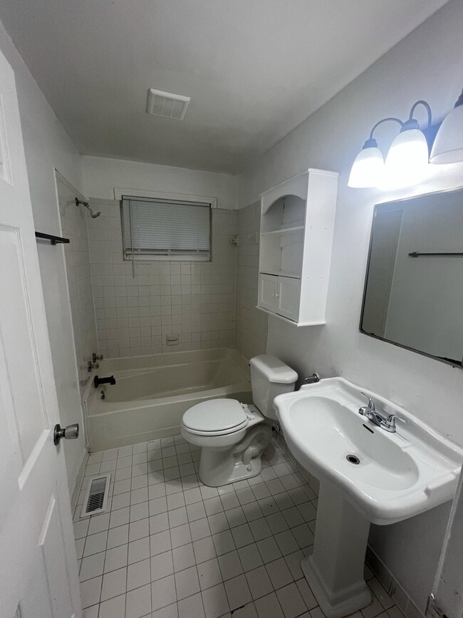 Photo - 2933 Courtney Rd