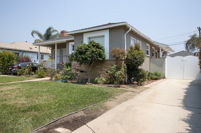 Photo - 9323 Kincardine Ave