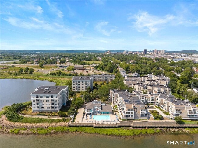 Building Photo - 13 Harbour Close Unit 13