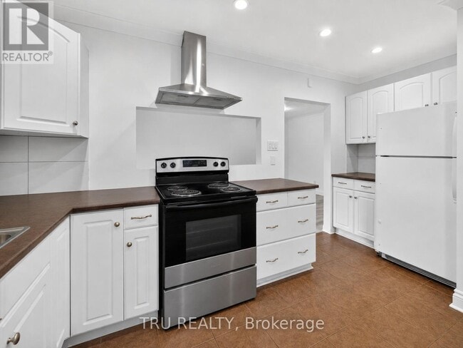 Photo - 1889 Russell Rd