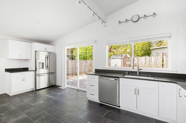 Photo - Beautiful 4 bed, 2 bath trilevel in Lake Hills!