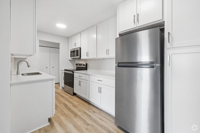 1BR, 1BA - 700SF - Kitchen