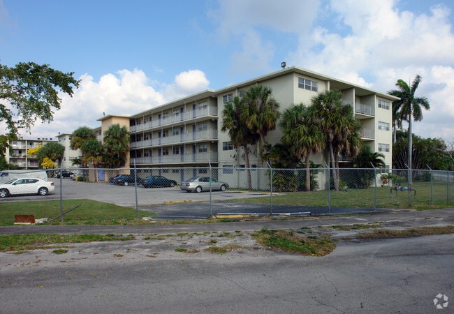 Photo - Palm Lake Apartments