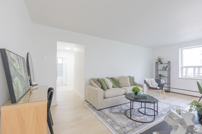 2BR, 1BA - Living Room - 1170 Fennell