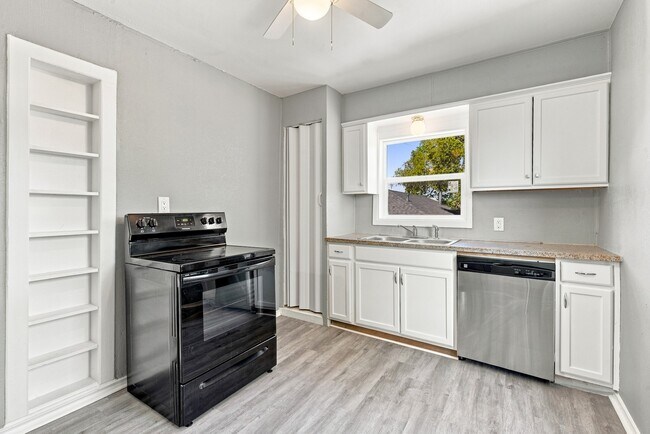 Photo - 304 E 22nd St