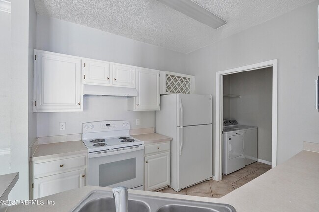 Photo - 10000 Gate Pkwy Unidad 1921