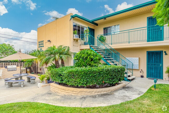 Courtyard - Pacific Manor Apartments