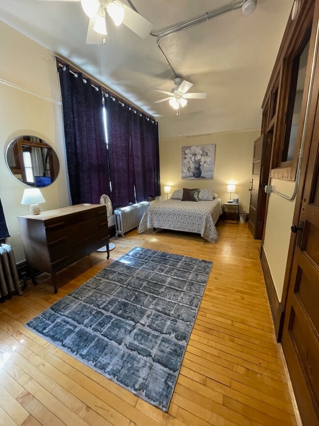 Building Photo - 13 E 1st St Unit Apt 1