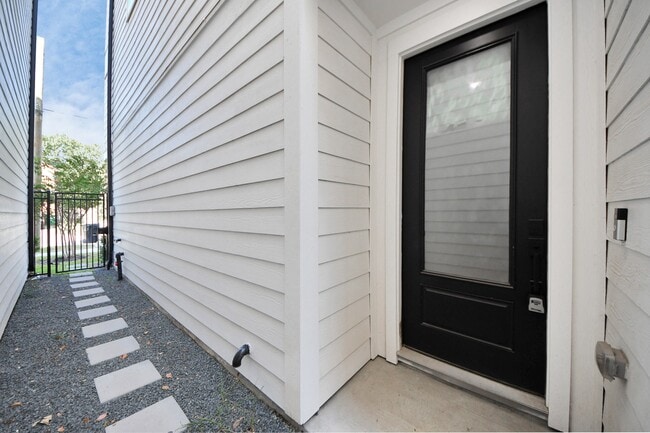 Photo - 4806 Cochran St