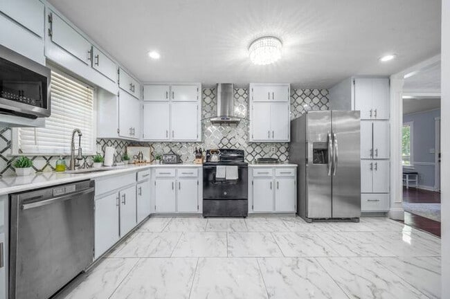 Photo - Room in House on Greg Dr SW