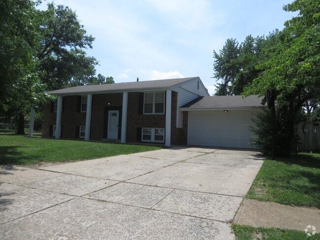 Building Photo - Large single family home