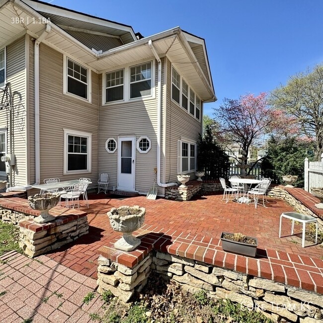 Photo - 411 W 60th Terrace