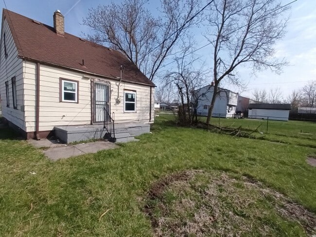 Photo - 4 bed/1bath bungalow! Now Available! $1250/mo