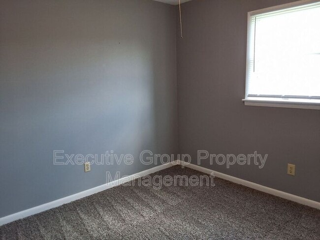 Photo - 253 University Dr