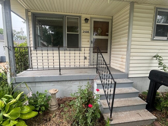 Building Photo - 3-bedroom 1 bath house available now