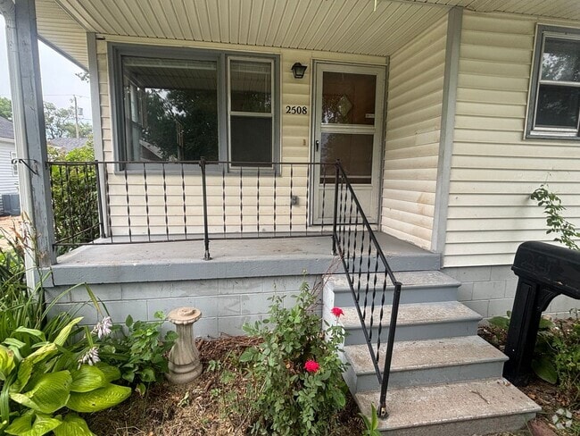 Building Photo - 3-bedroom 1 bath house available now