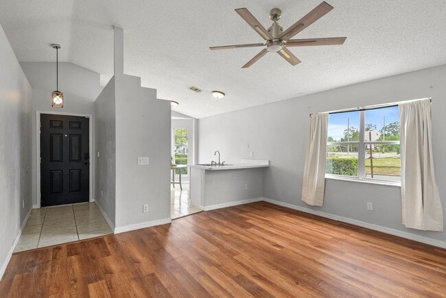 Photo - Winter Park 3 bedroom steps to shopping, dining.