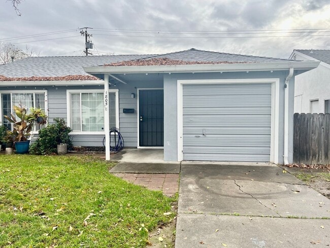 Building Photo - 1803-1805 Madrone Avenue Unit 1805