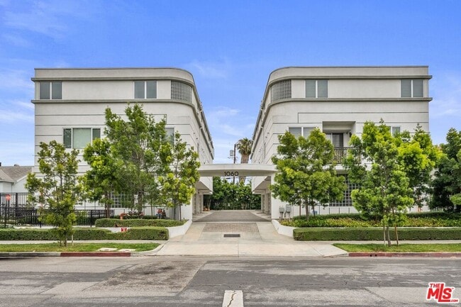 Building Photo - 1060 S Bronson Ave Unit 1