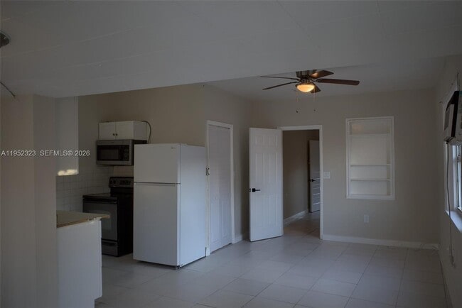 Building Photo - 43 SW 11th St Unit W