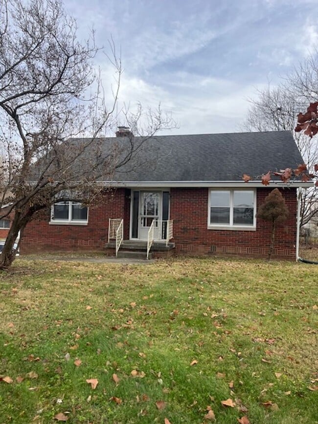 Building Photo - 3 bedroom, 1.5 bath Home: A MUST SEE! ONE MTH FREE OF YOUR CHOICE WITH A 12 MONTH LEASE!