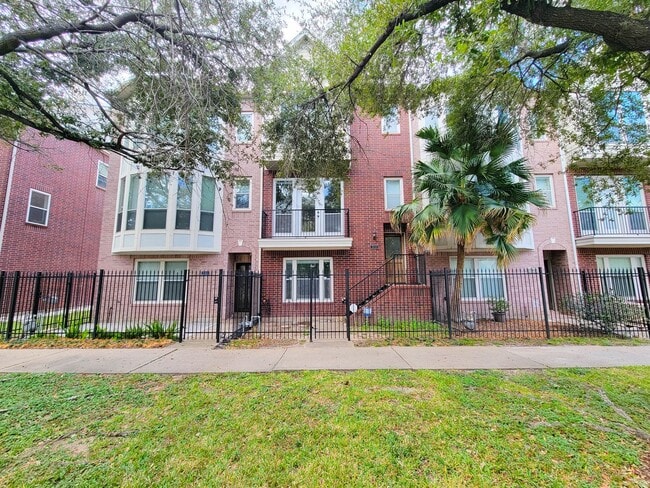 Building Photo - Beautiful Home with a Smart, Functional Floor Plan!