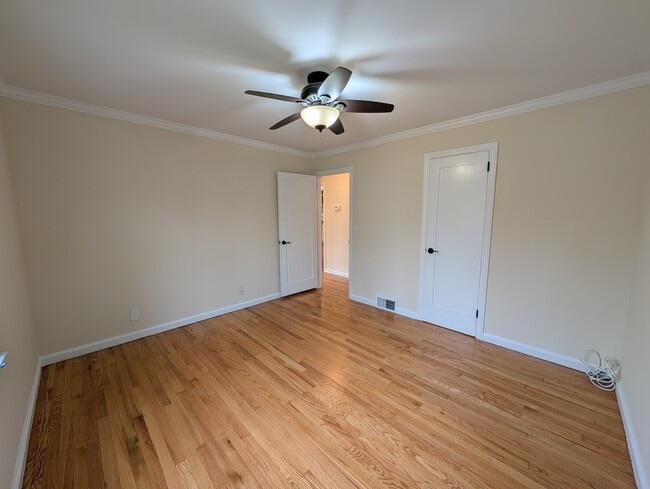 Photo - 449 Van Buren St