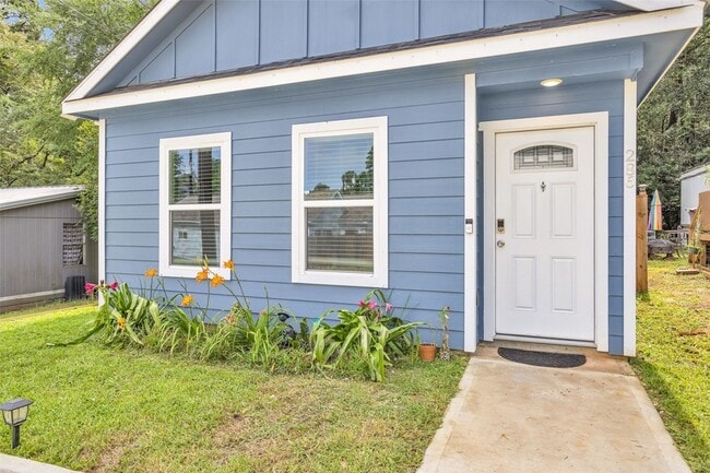 Photo - 286 Westchase St