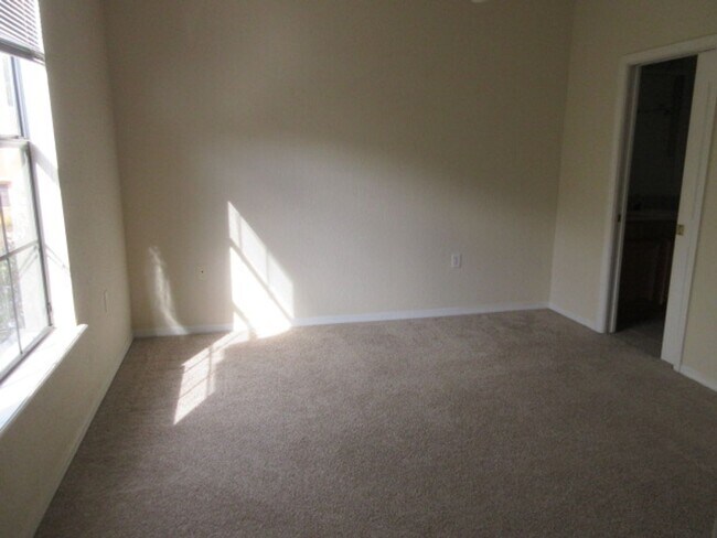 Photo - Available Now! Metrowest townhouse - Thre...