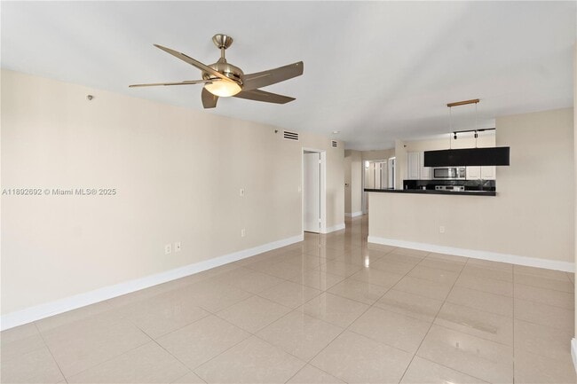 Photo - 19655 E Country Club Dr Unidad 6501