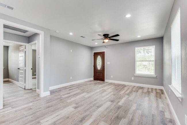 Photo - 9214 Metz Ave