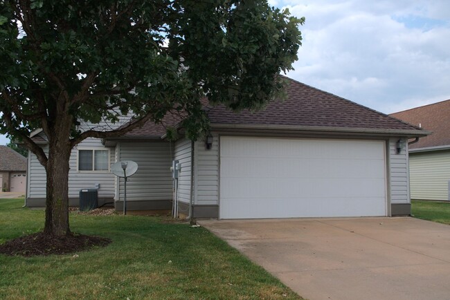 Photo - Large 2 Bed 2 Bath House With Lawncare Provided!