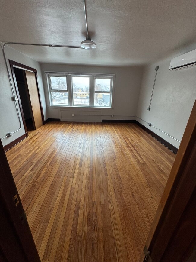 Photo - 814 Clinton St