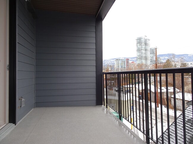 Photo - 660 Cawston Ave
