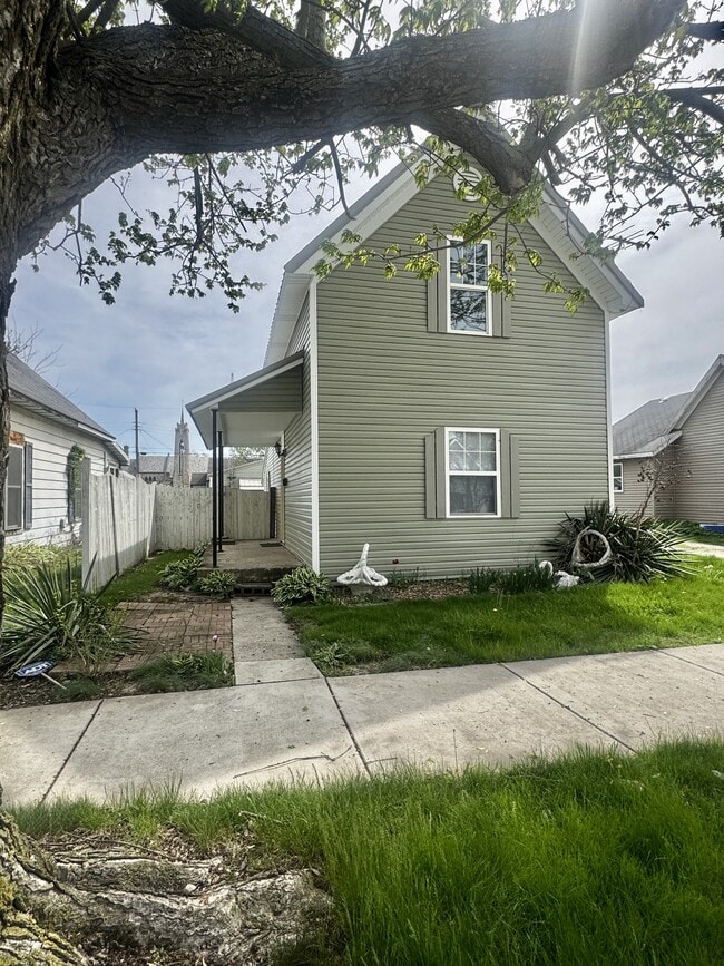 Building Photo - 904 S Bell St