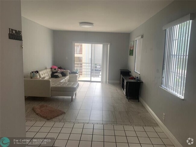 Building Photo - 8901 NW 38th Dr Unit 208 Rental