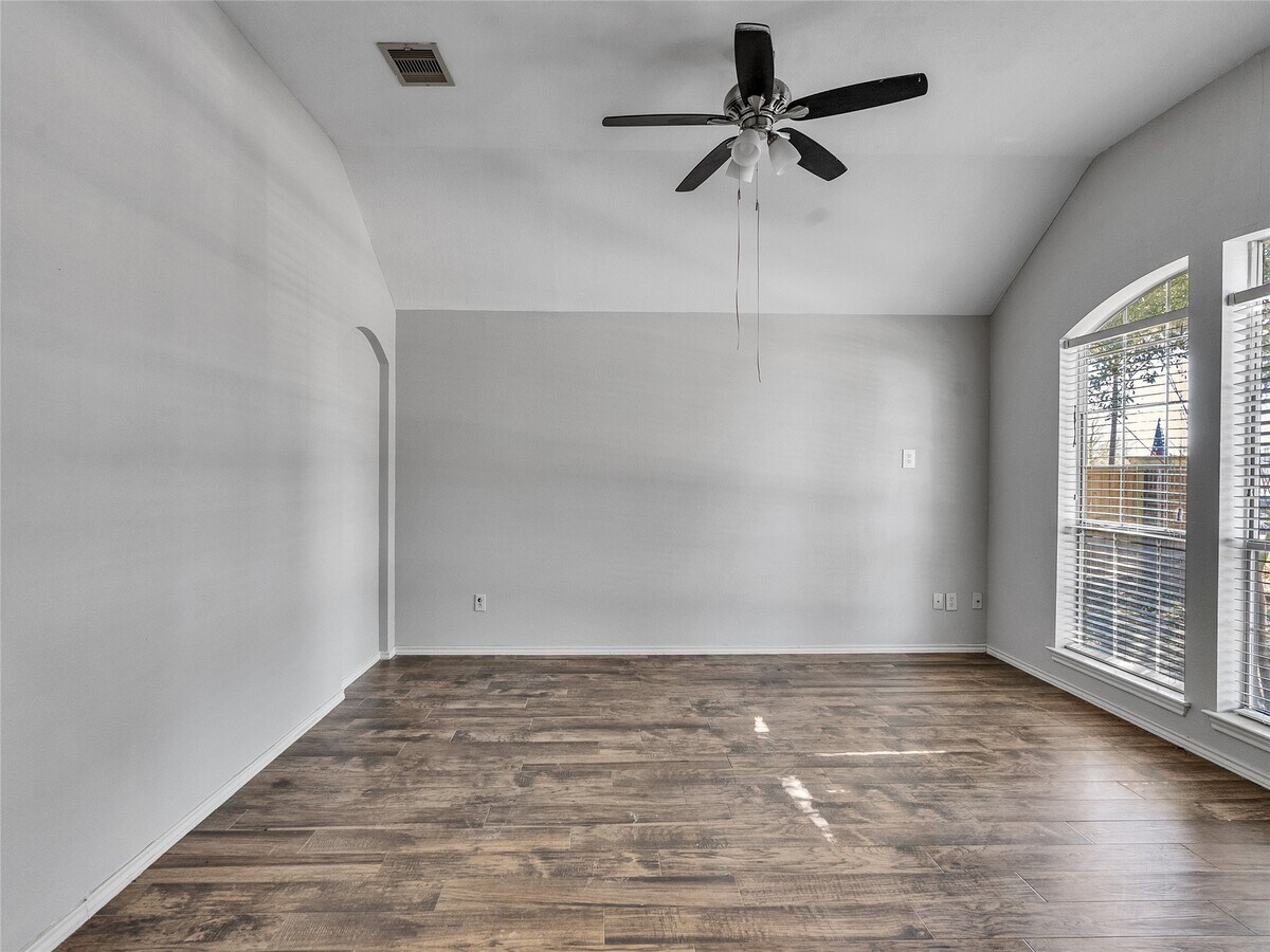 Photo - 5643 Walnut Glen Ln