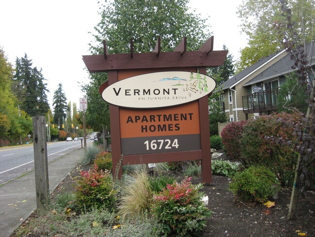 Building Photo - 2 Bedroom Kenmore Condo with Charming Details