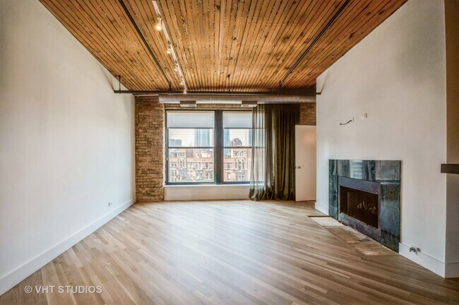Photo - 411 W Ontario St