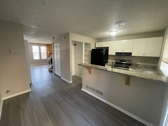 Photo - 2 Bedroom 2 Bathroom Townhouse Near Quincy and Buckley!!