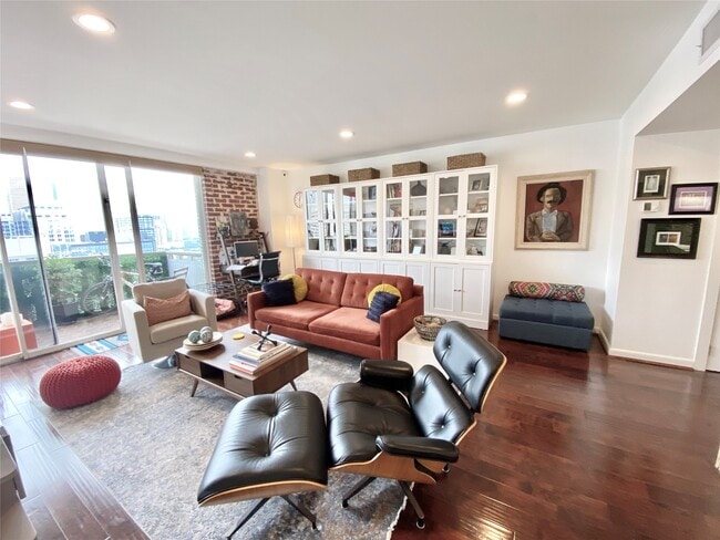 Building Photo - 2016 Main St Unit 2105